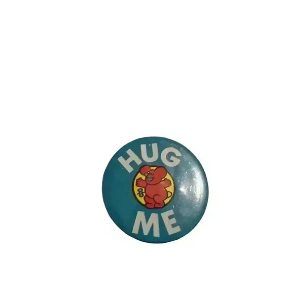 Vintage "Hug Me" Button Pin Retro Design Cute Collectible Badge - Picture 1 of 2